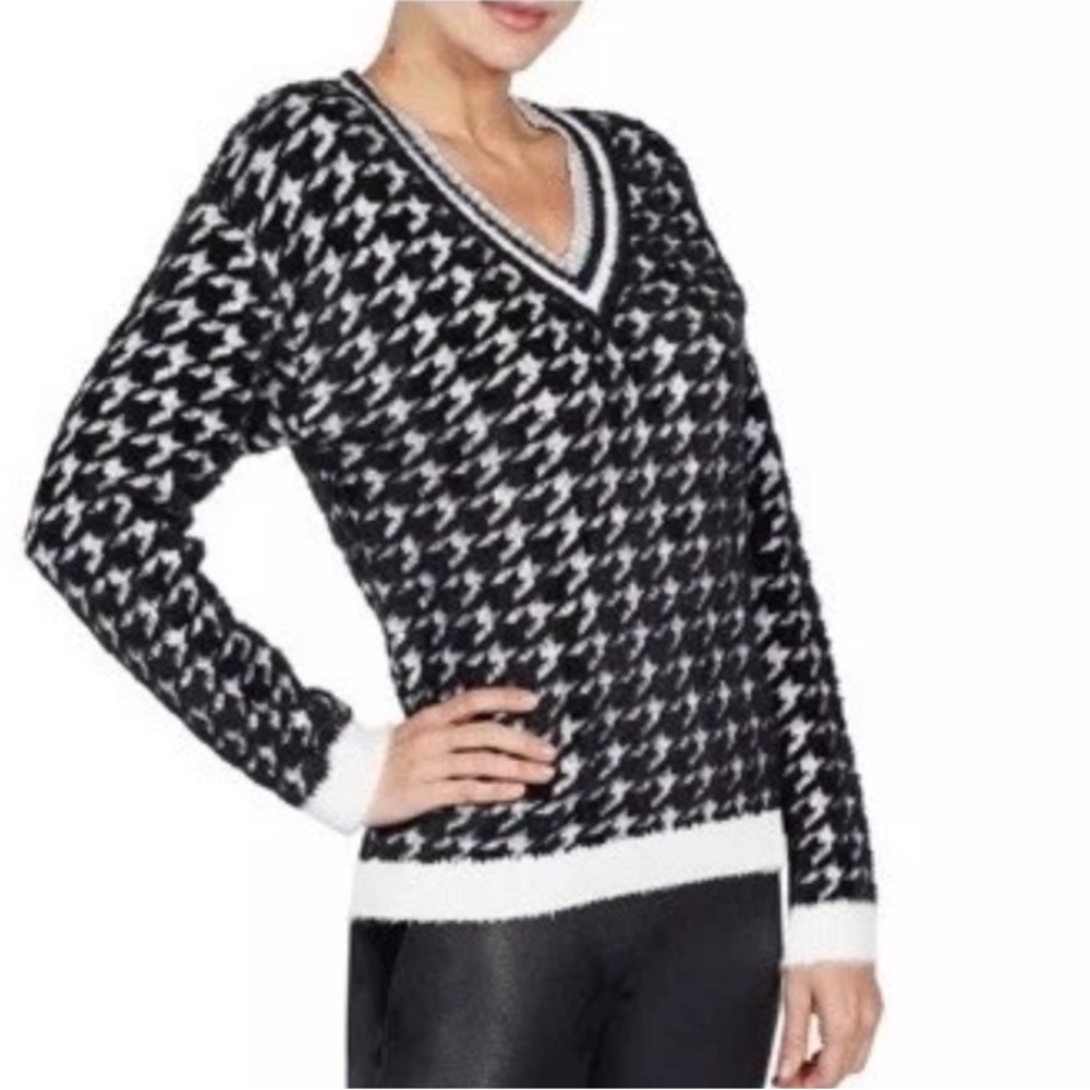 Love Token Classic Black
Houndstooth V Neck Sweater
Size Small